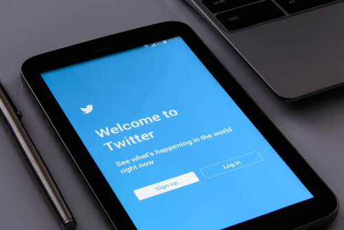 How to sign up for Twitter - image of a smartphone with Twitter sign up page
